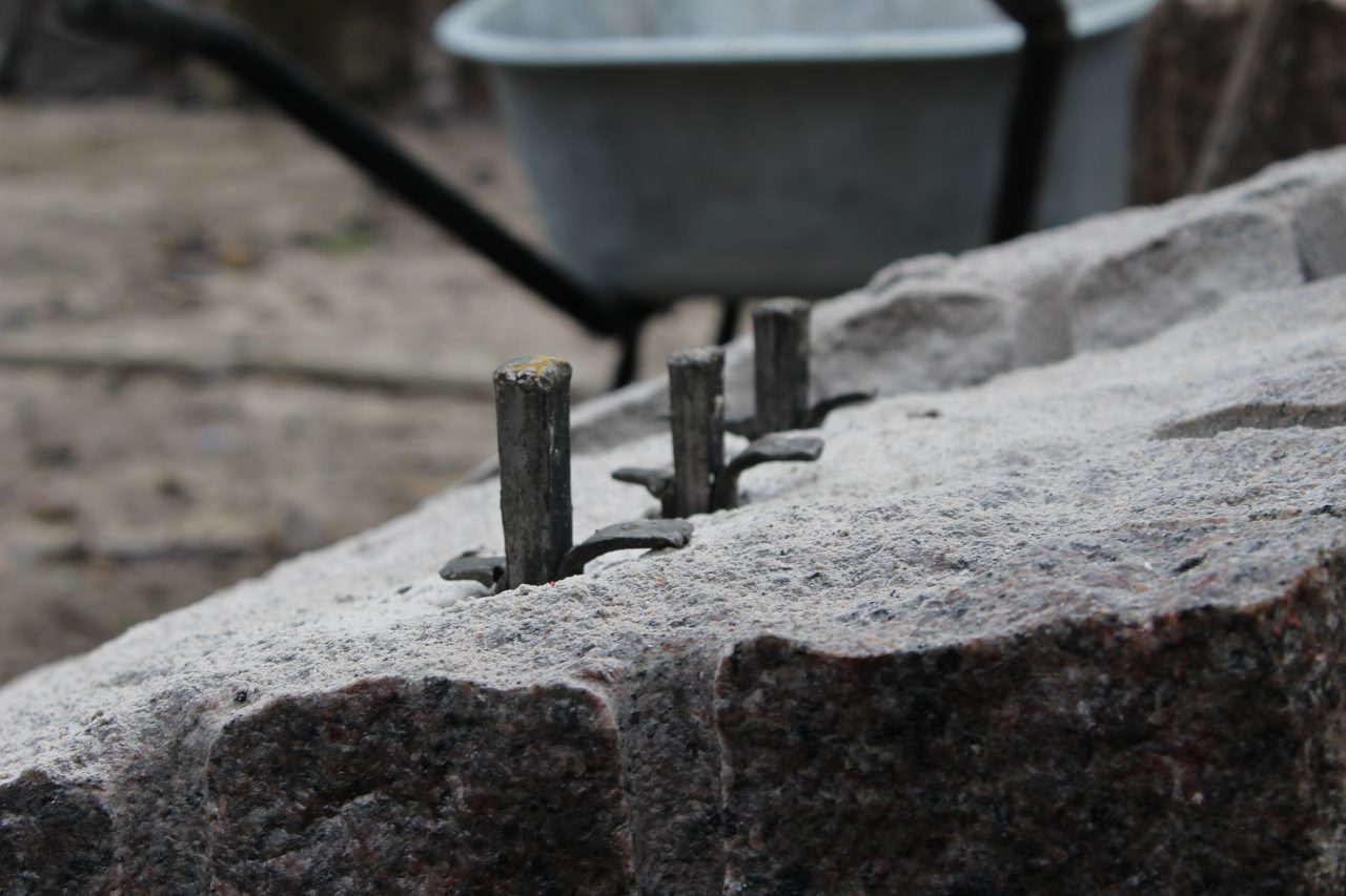 Flækning af granitblok med kiler